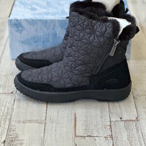 Tundra Women's Chiller Fashion Side Zip Boot New in box Size 8